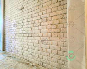 Dekorativna cigla na zidu u stanu